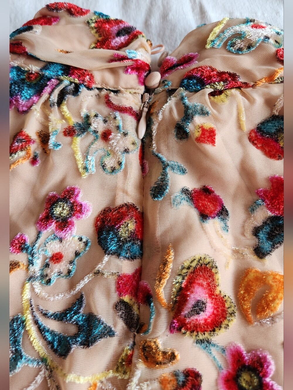 Pre-Loved French Connection Multicolor Floral Tie-Neck Blouse in Size S/M - Picture 14 of 15